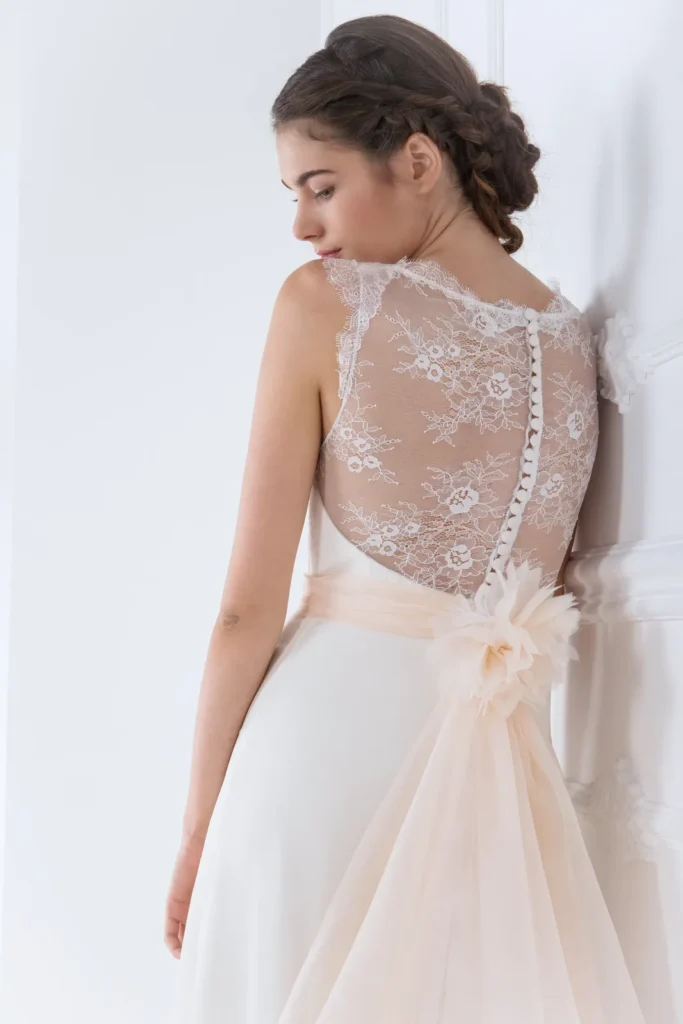 abito sposa linea a pizzo retro FIO 68 Sara Radice Boutique