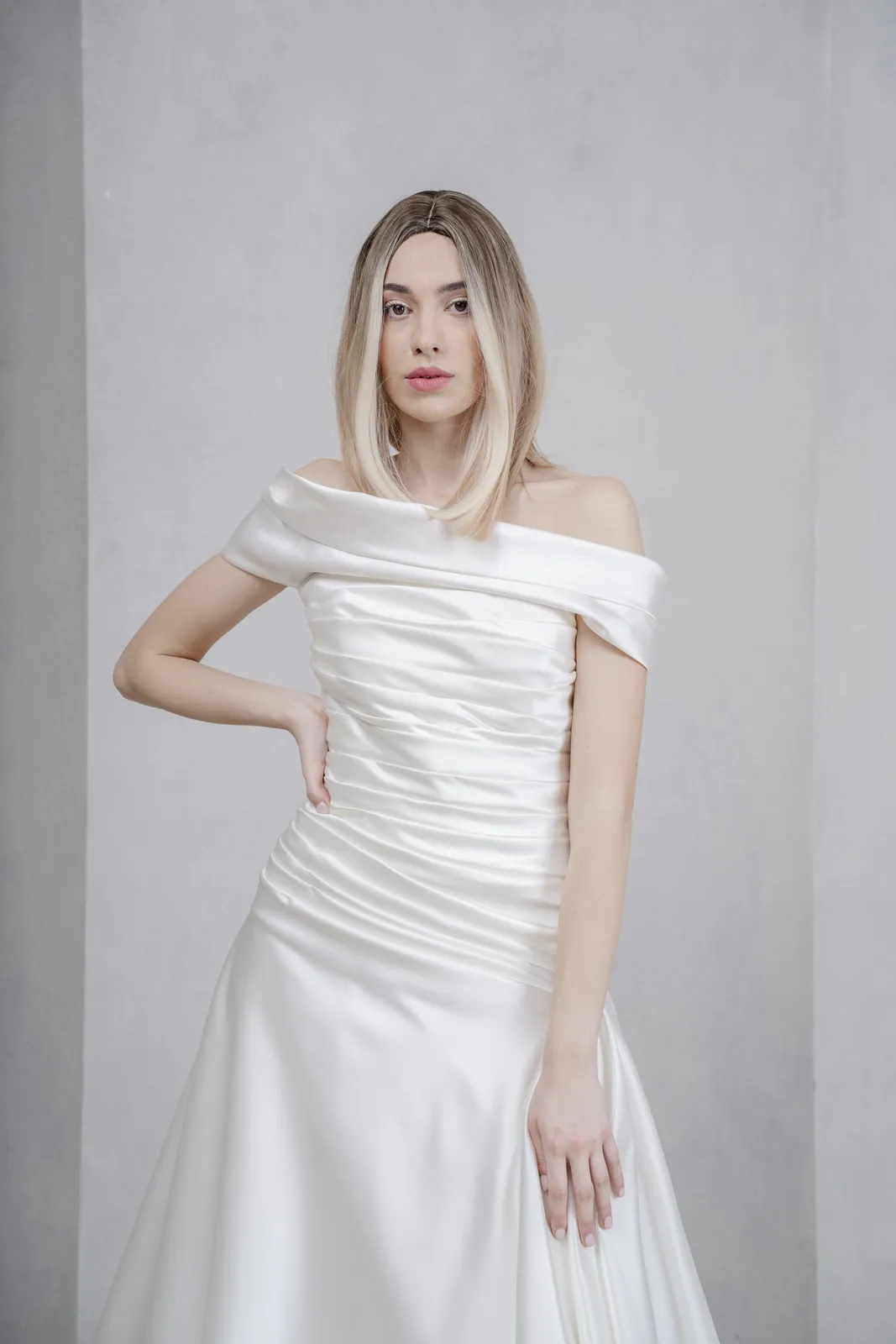 abito sposa duchesse scollo omerale balza asimmetrica 1 col 080 sara radice