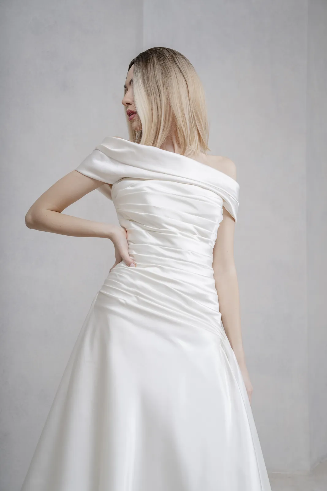 abito sposa duchesse scollo omerale balza asimmetrica 2 col 080 sara radice